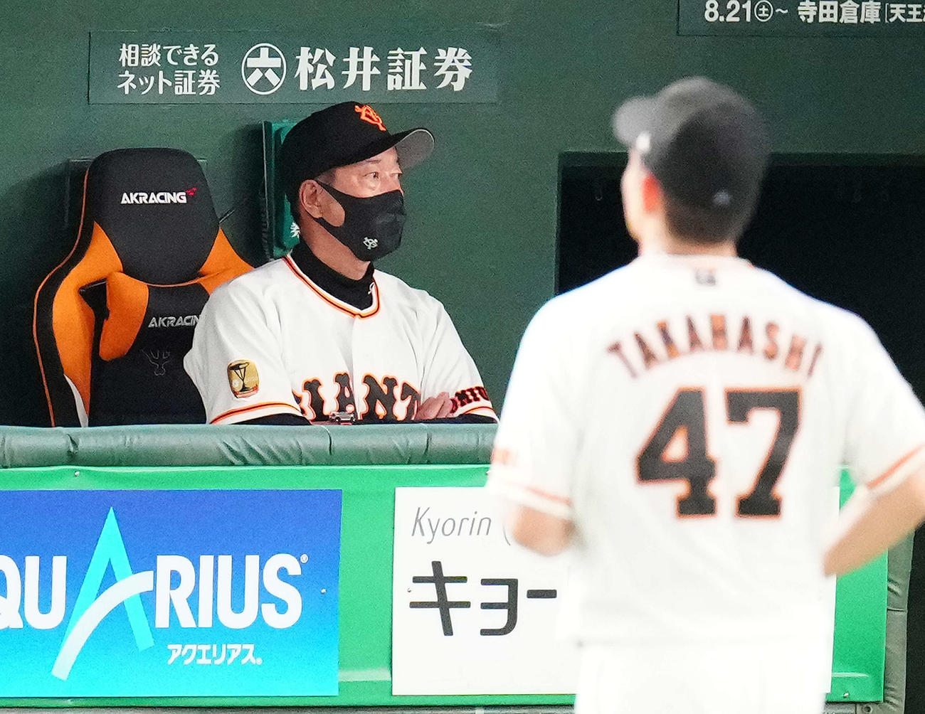 巨人対DeNA 6回表途中で巨人先発の高橋（手前）の降板を告げ、ベンチで厳しい表情の原監督（撮影・江口和貴）
