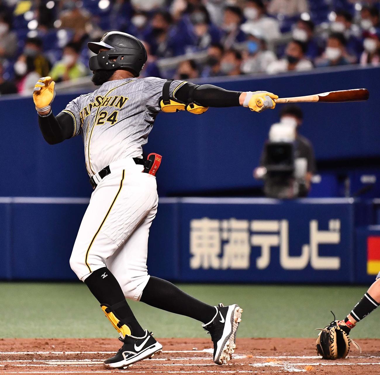 中日対阪神　2回表阪神2死、右中間へ先制本塁打を放つロハス（撮影・上田博志）