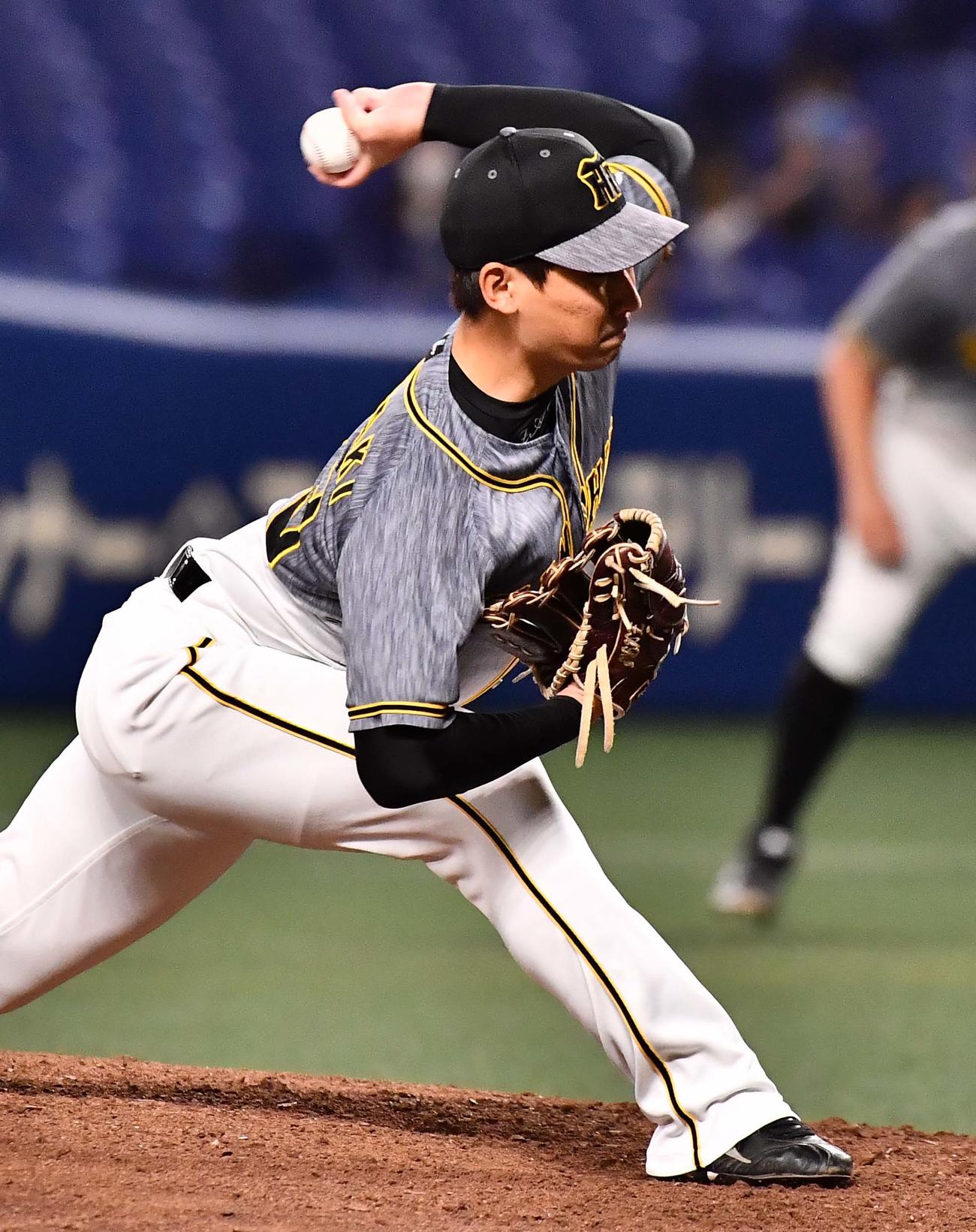 中日対阪神　阪神2番手の岩崎（撮影・上田博志）