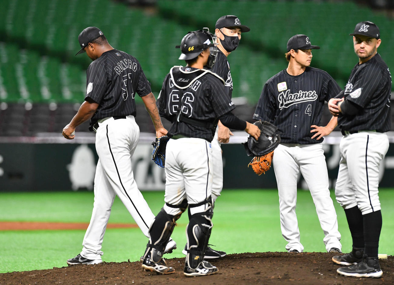 ソフトバンク対ロッテ　5回裏途中で降板となったロメロ（左端）は肩を落としてベンチへ戻る（撮影・岩下翔太）