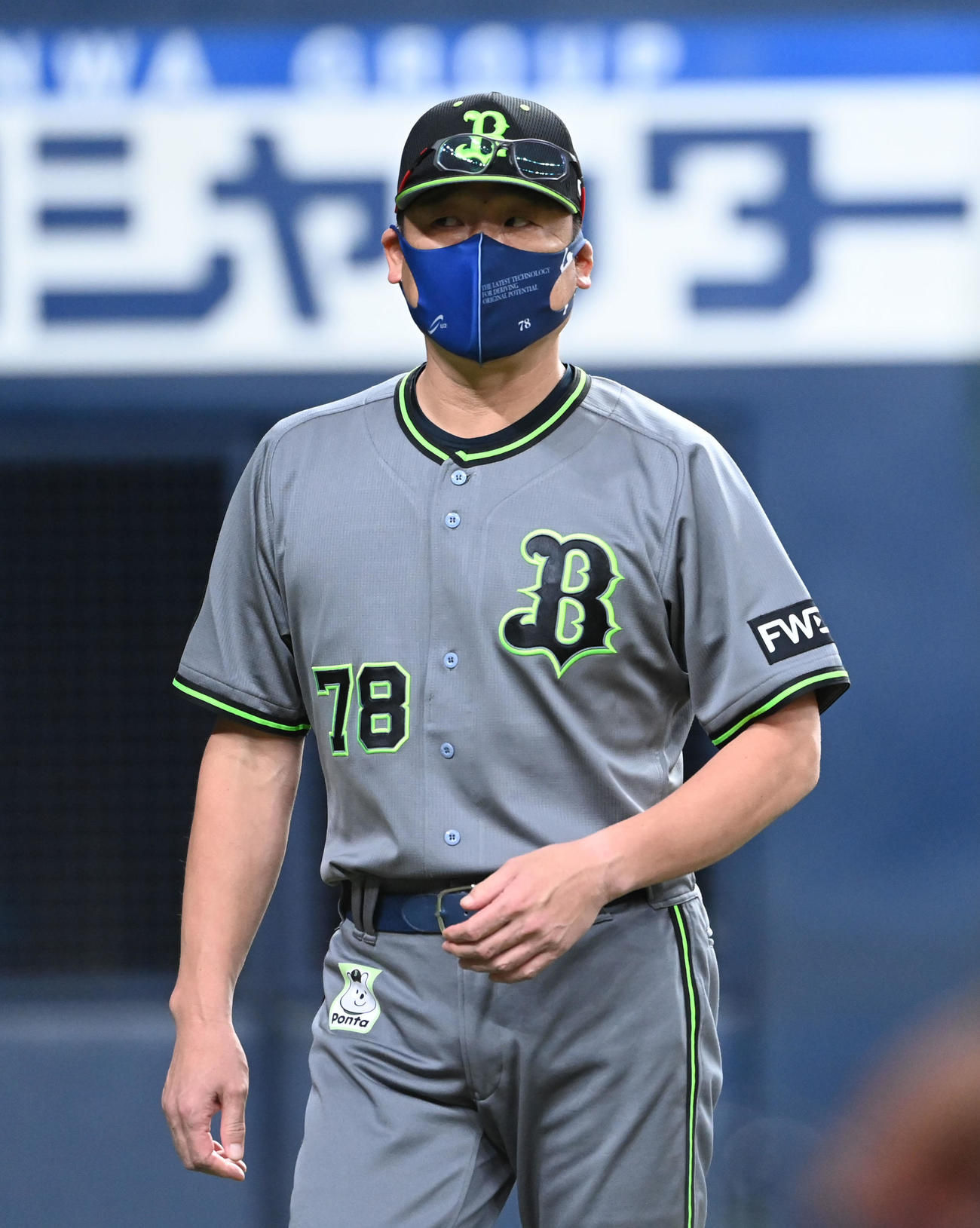 オリックス対西武　3回、山崎福也の交代を告げた中嶋監督（撮影・前岡正明）