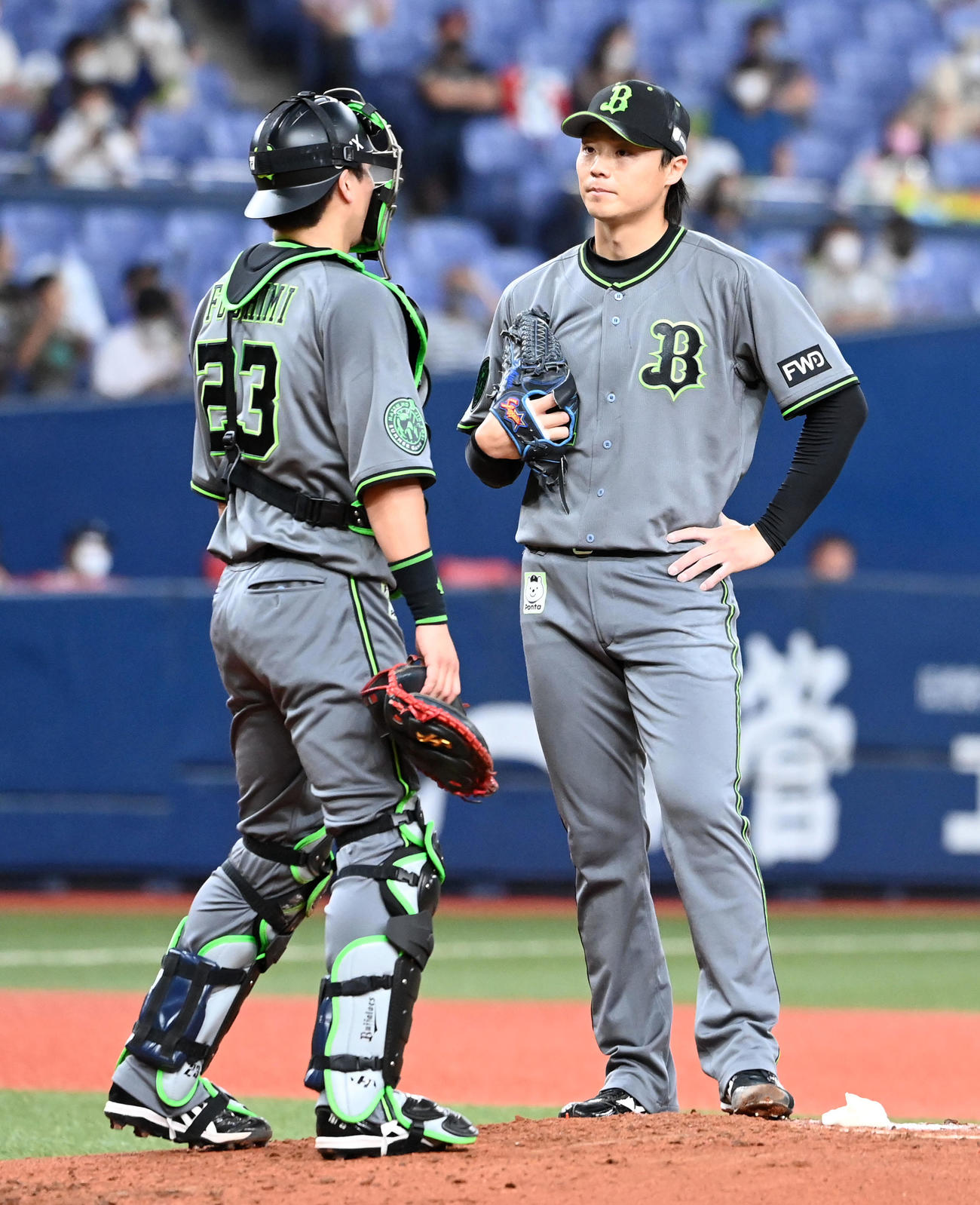 オリックス対西武　2回表西武無死一、二塁、伏見（左）と話す山崎福（撮影・前岡正明）
