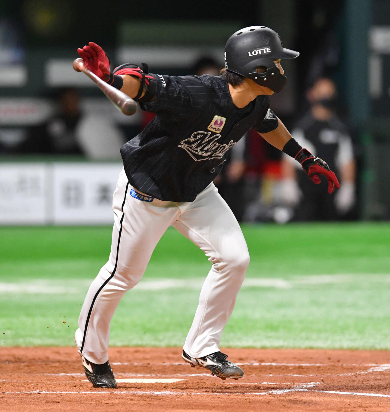 ソフトバンク対ロッテ　3回表ロッテ無死一塁、藤原は左中間へ先制の適時二塁打を放つ（撮影・岩下翔太）