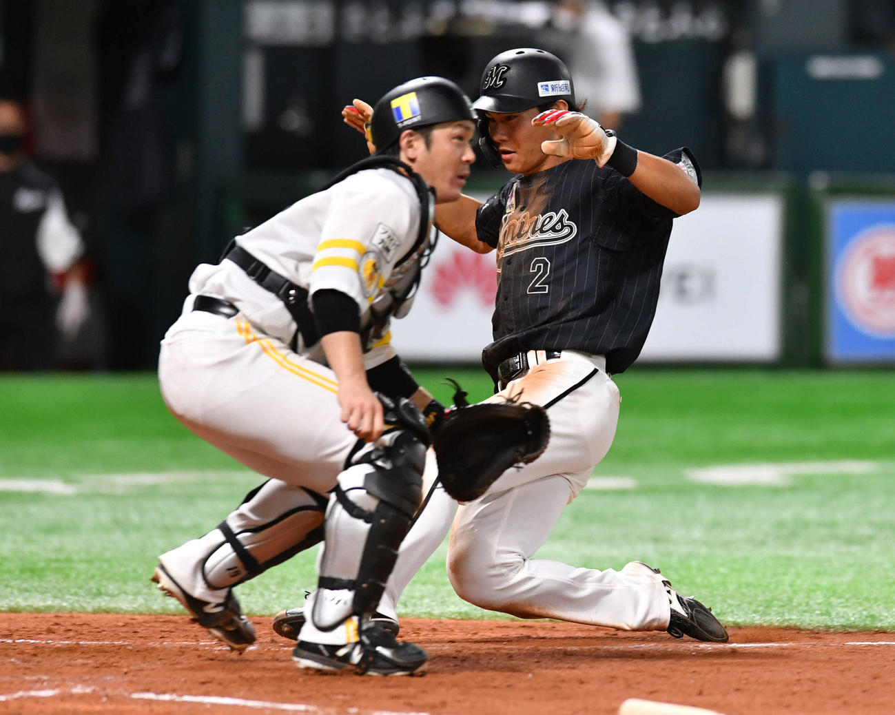 ソフトバンク対ロッテ　5回表ロッテ1死一、二塁、レアードの右前安打で勝ち越しのホームを踏む藤原、捕手は甲斐（撮影・岩下翔太）