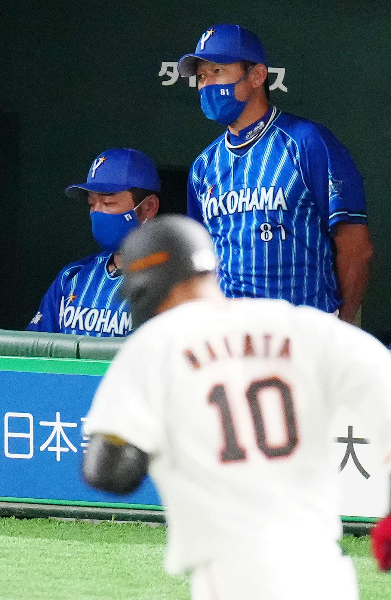 巨人対DeNA 7回裏巨人1死二塁、今永が中田（手前）に2点本塁打を浴び、ベンチで厳しい表情の三浦監督（右）（撮影・江口和貴）
