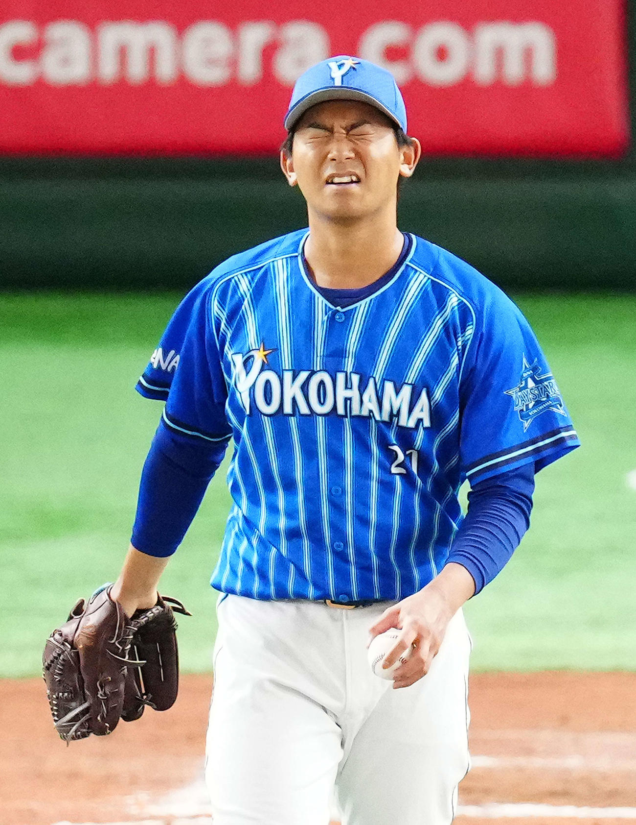 巨人対DeNA 7回裏巨人1死、ウィーラーに同点ソロ本塁打を浴び厳しい表情の今永（撮影・江口和貴）