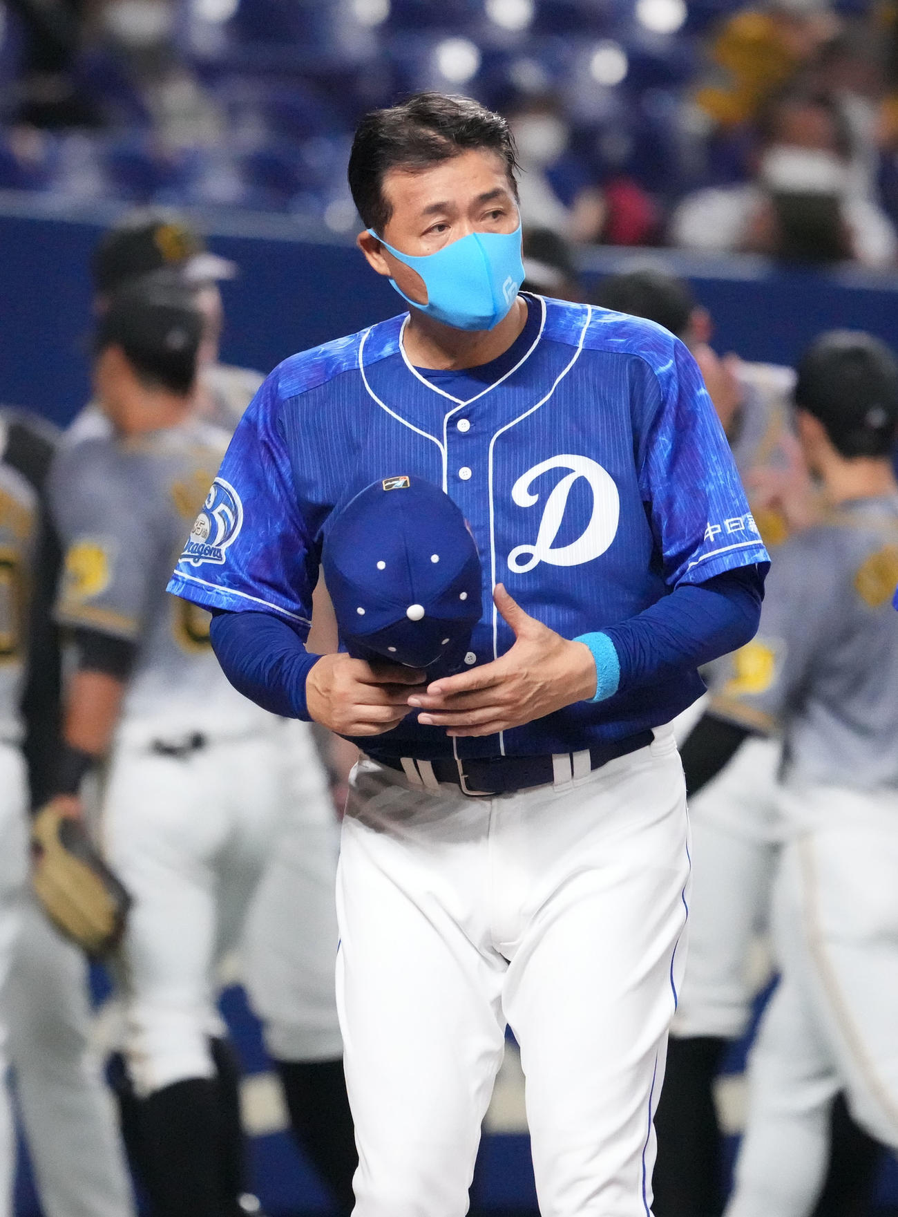 中日対阪神　試合終了、観客に一礼する与田監督（撮影・森本幸一）