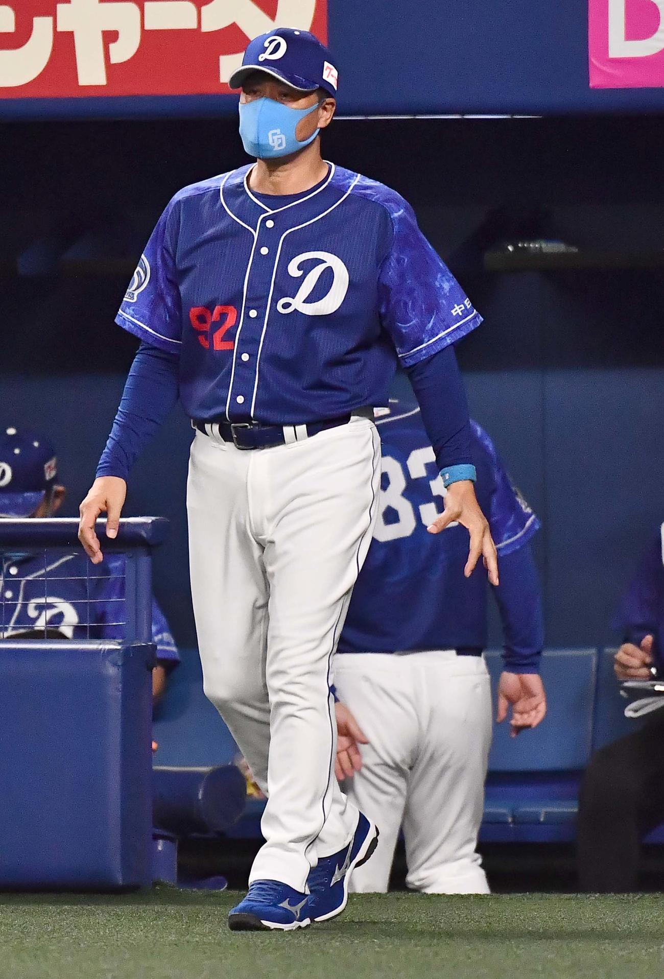 中日対阪神　選手交代を告げる与田監督（撮影・上田博志）