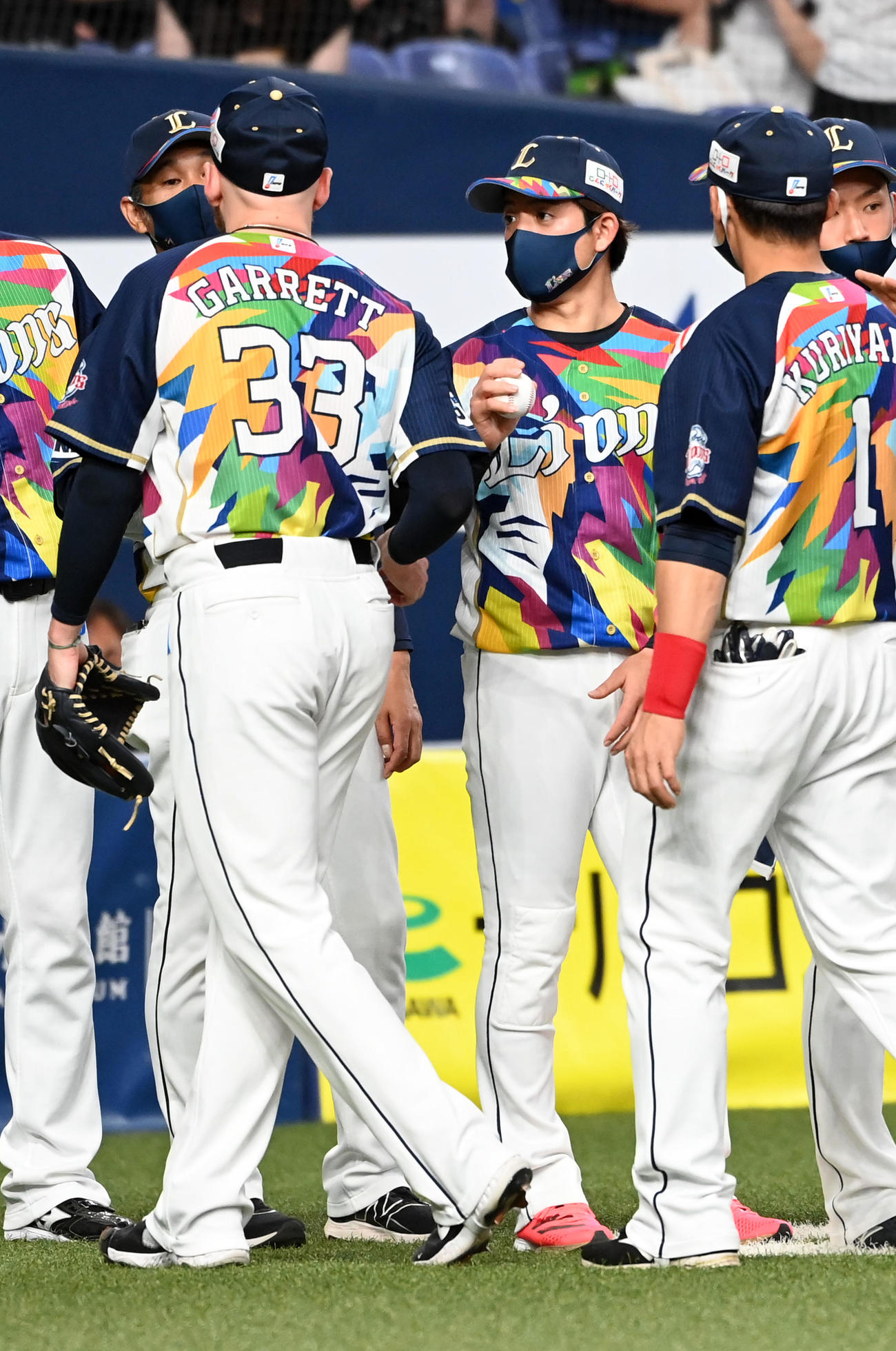 オリックス対西武　ギャレット（左）からウイニングボールを受け取った与座（撮影・前岡正明