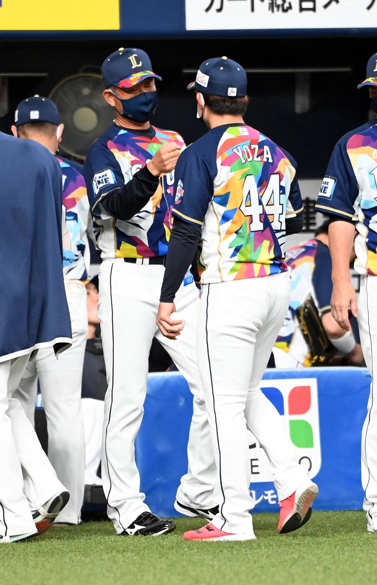 オリックス対西武　与座（右）を祝福する辻監督（撮影・前岡正明）