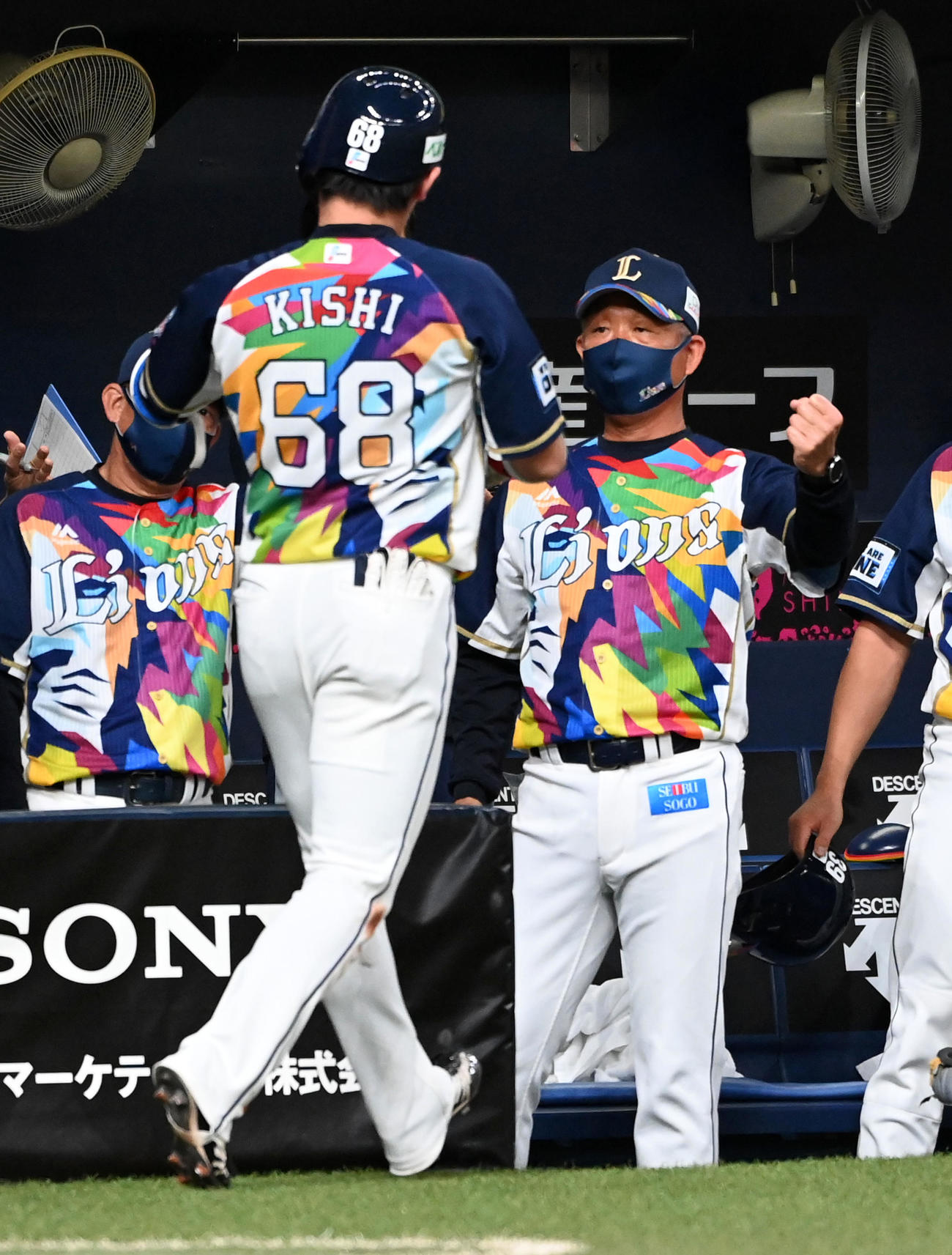 オリックス対西武　左越え3点本塁打を放った岸（左）を迎える辻監督（撮影・前岡正明）