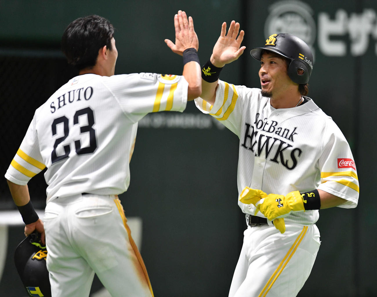 ソフトバンク対ロッテ　8回裏終了後、勝ち越しの2点適時二塁打を放った松田（右）は、ベンチ前で周東（左）らナインとタッチを交わす（撮影・岩下翔太）