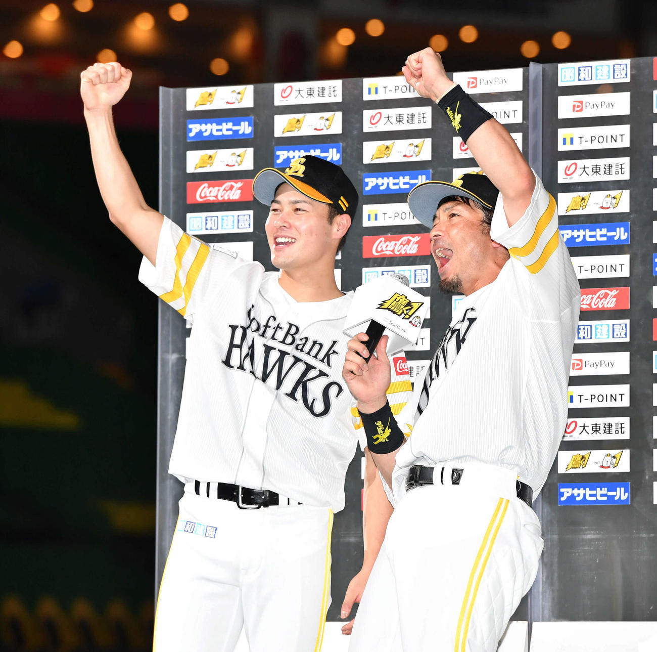 ソフトバンク対ロッテ　ロッテに勝利し、「1、2、3、マッチ！」でヒーローインタビューを締める松田（右）と笠谷（撮影・岩下翔太）