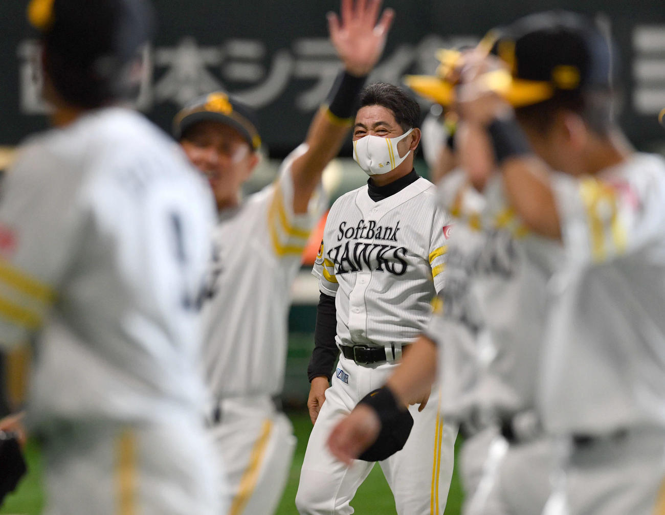 ソフトバンク対ロッテ　ロッテに勝利し、喜ぶナインを笑顔で見つめながら引き揚げる工藤監督（撮影・岩下翔太）