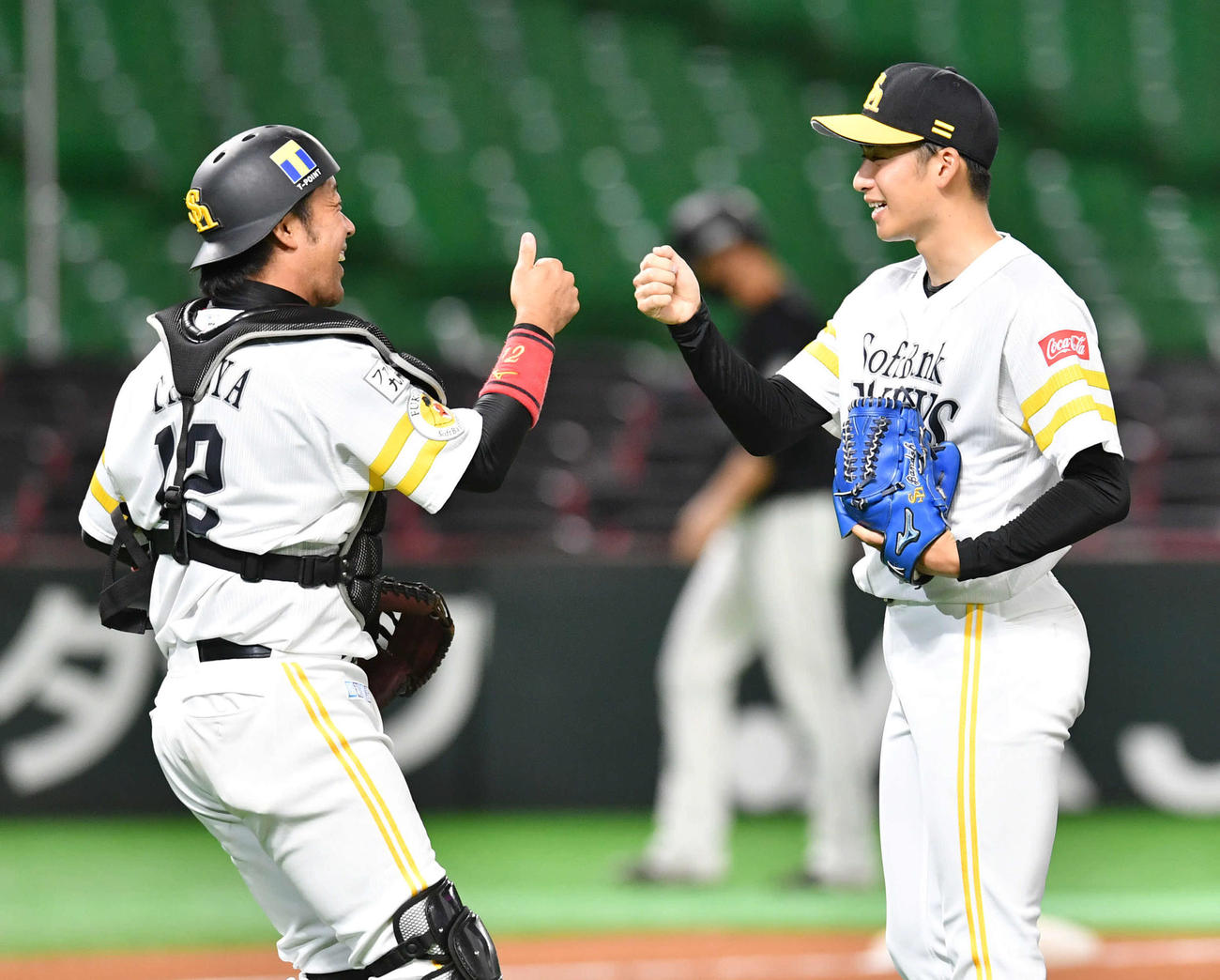 ソフトバンク対ロッテ　ロッテに勝利し、プロ初セーブを挙げた板東（右）は高谷と笑顔でグータッチを交わす（撮影・岩下翔太）