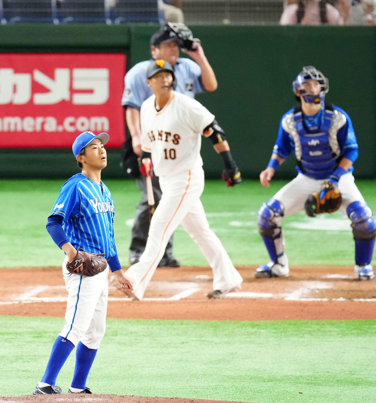 巨人対DeNA 7回裏巨人1死二塁、中田（後方左）に2点本塁打を浴びる今永（撮影・江口和貴）