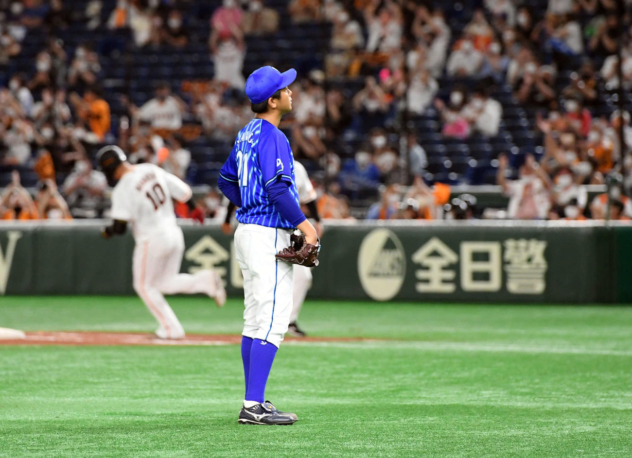巨人対DeNA 7回裏巨人1死二塁、中田に2点本塁打を浴びる今永（撮影・たえ見朱実）