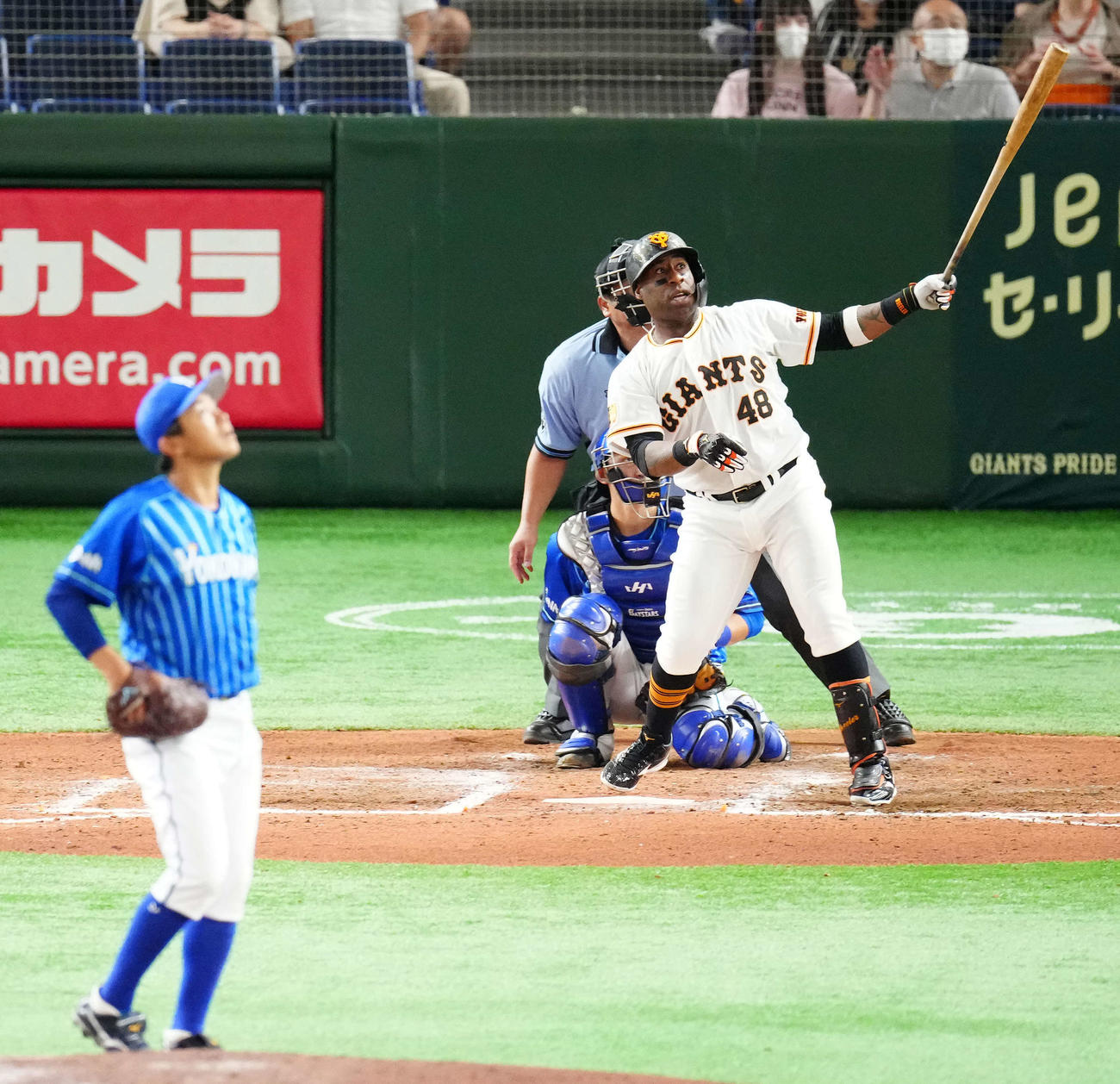 巨人対DeNA 7回裏巨人1死、同点ソロ本塁打を放つウィーラー。投手今永（撮影・江口和貴）