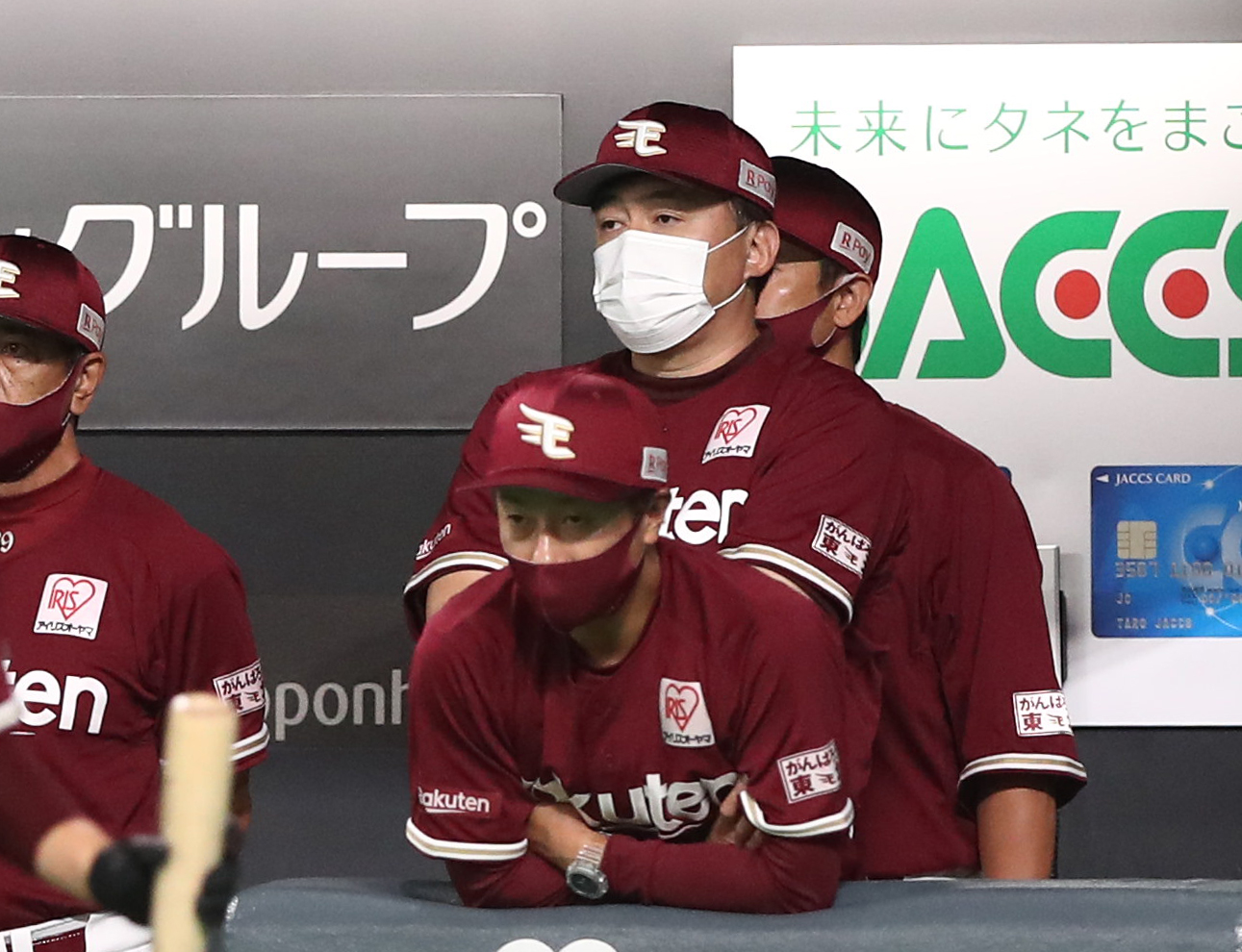 日本ハム対楽天　ベンチで試合を見つめる石井GM兼監督（撮影・黒川智章）