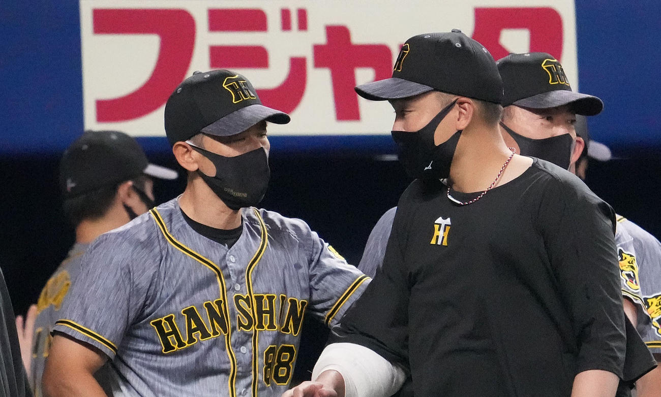 中日対阪神　勝利投手の秋山（右）を迎える矢野監督（撮影・森本幸一）