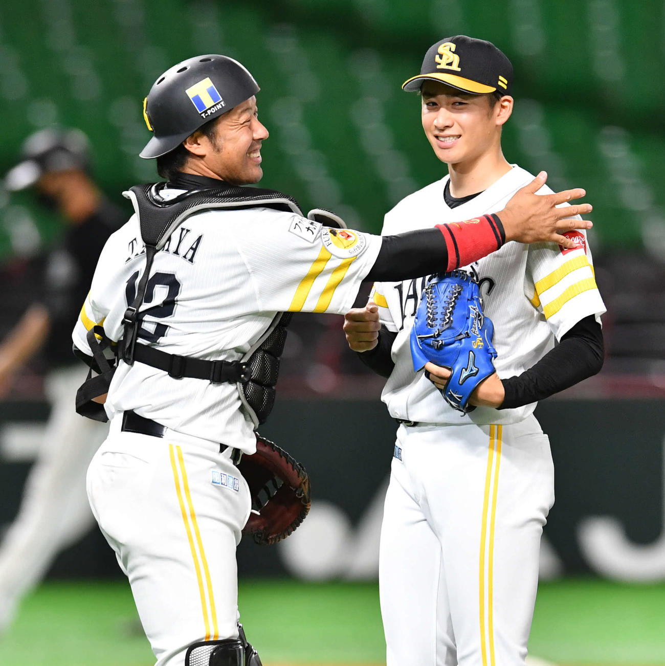 ソフトバンク対ロッテ　ロッテに勝利し、プロ初セーブを挙げた板東（右）は高谷に肩をたたかれて笑顔を見せる（撮影・岩下翔太）