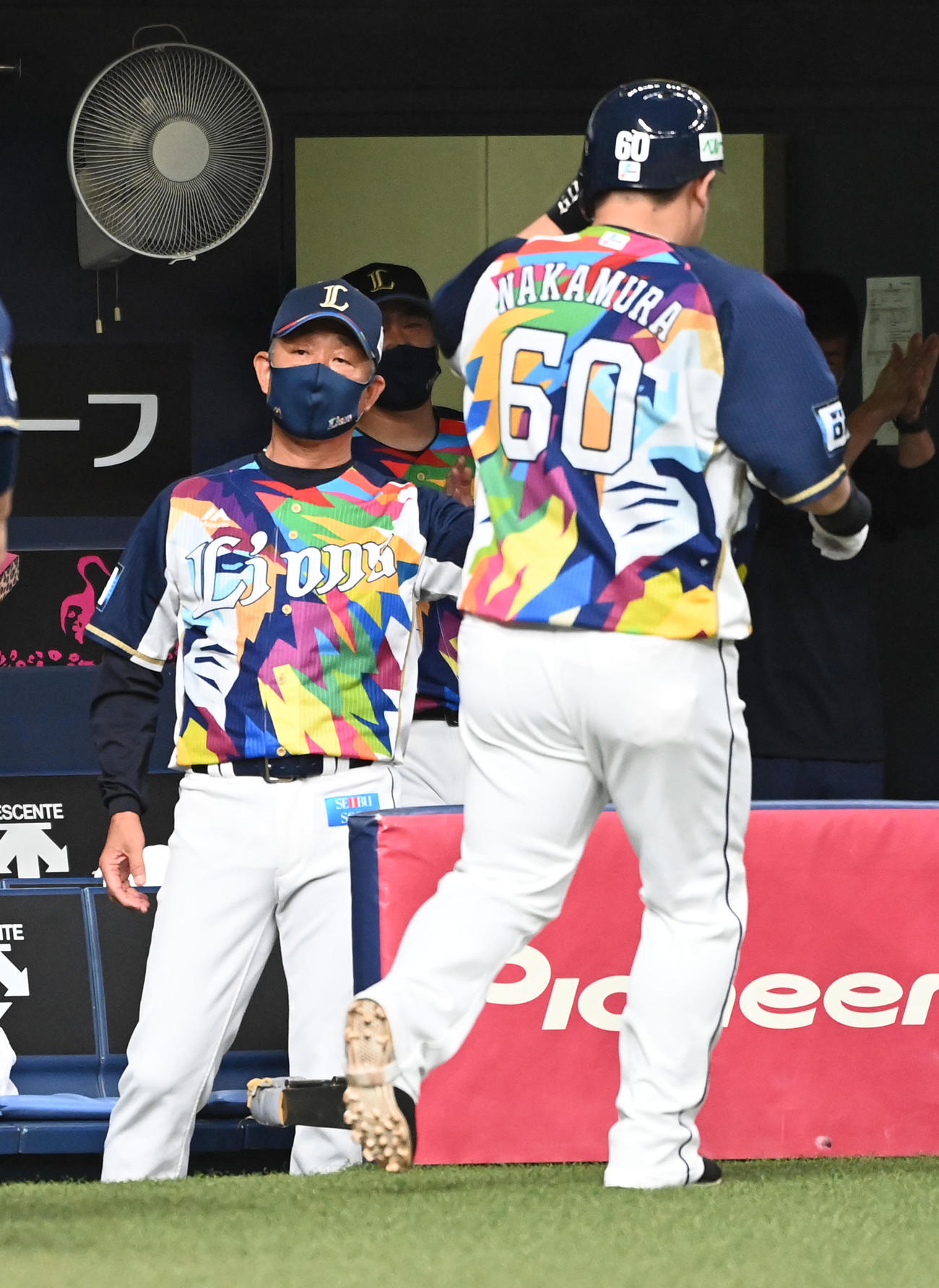 オリックス対西武　1回表西武無死満塁、左中間に先制の満塁本塁打を放った中村（右）を迎える辻監督（撮影・前岡正明）