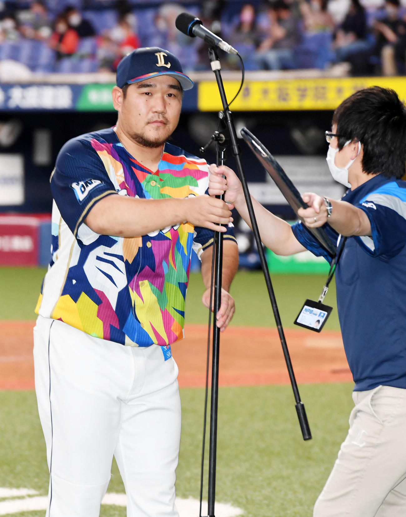オリックス対西武　ヒーローインタビューのマイクを自分で片付ける中村（撮影・前岡正明）
