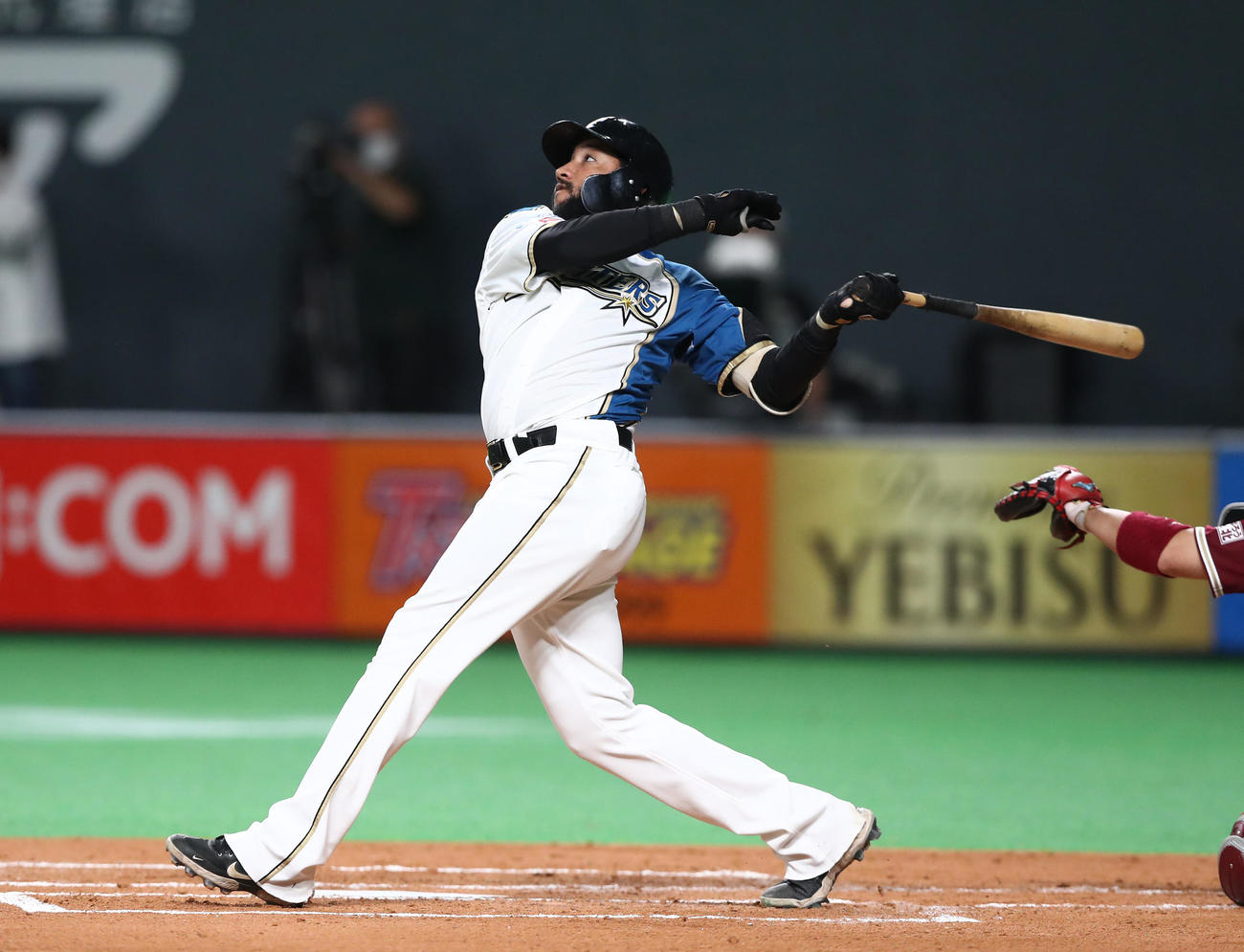 日本ハム対楽天　2回裏日本ハム1死、中越え三塁打を放つR・ロドリゲス（撮影・黒川智章）