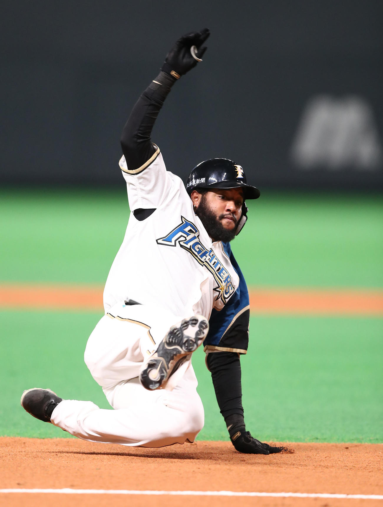 日本ハム対楽天　2回裏日本ハム1死、中越え三塁打を放つR・ロドリゲス（撮影・黒川智章）