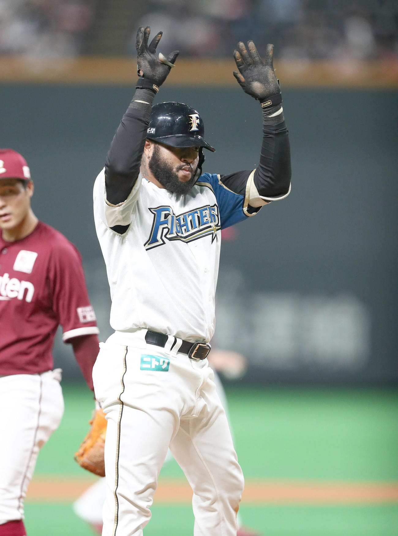 日本ハム対楽天　2回裏日本ハム1死、中越え三塁打を放ちポーズをとるR・ロドリゲス（撮影・黒川智章）