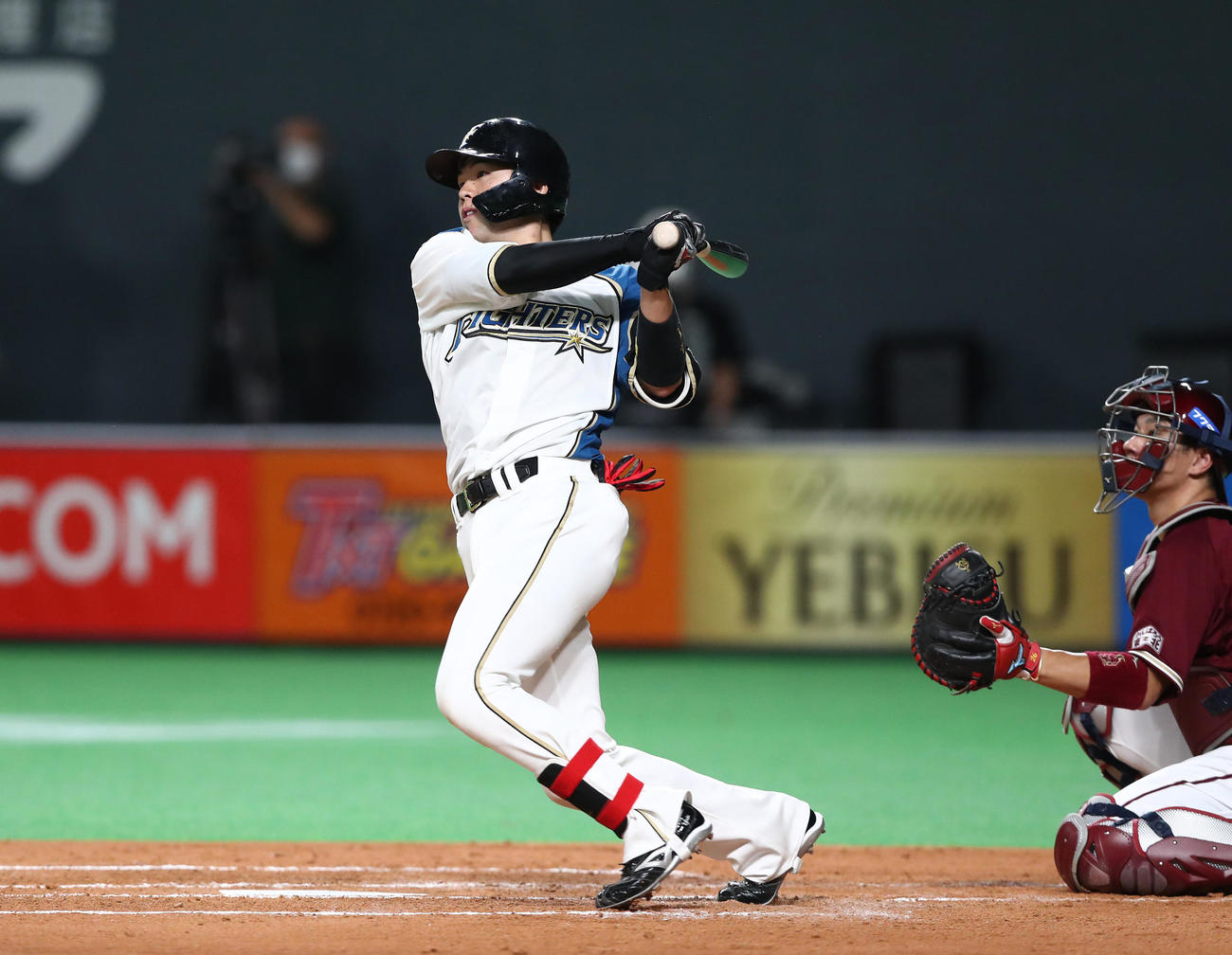 日本ハム対楽天　2回裏日本ハム1死一、三塁、左前適時打を放つ清水（撮影・黒川智章）