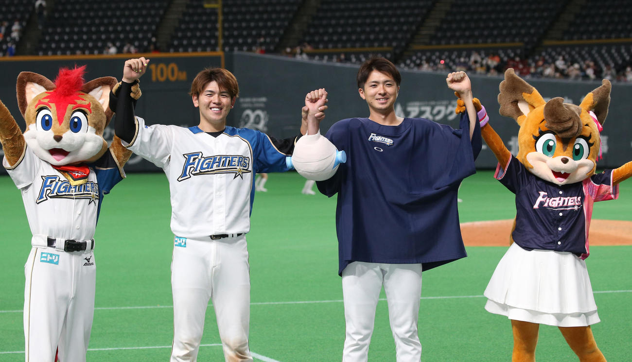 日本ハム対楽天　試合後、笑顔でガッツポーズの清水（左）と上沢（撮影・黒川智章）
