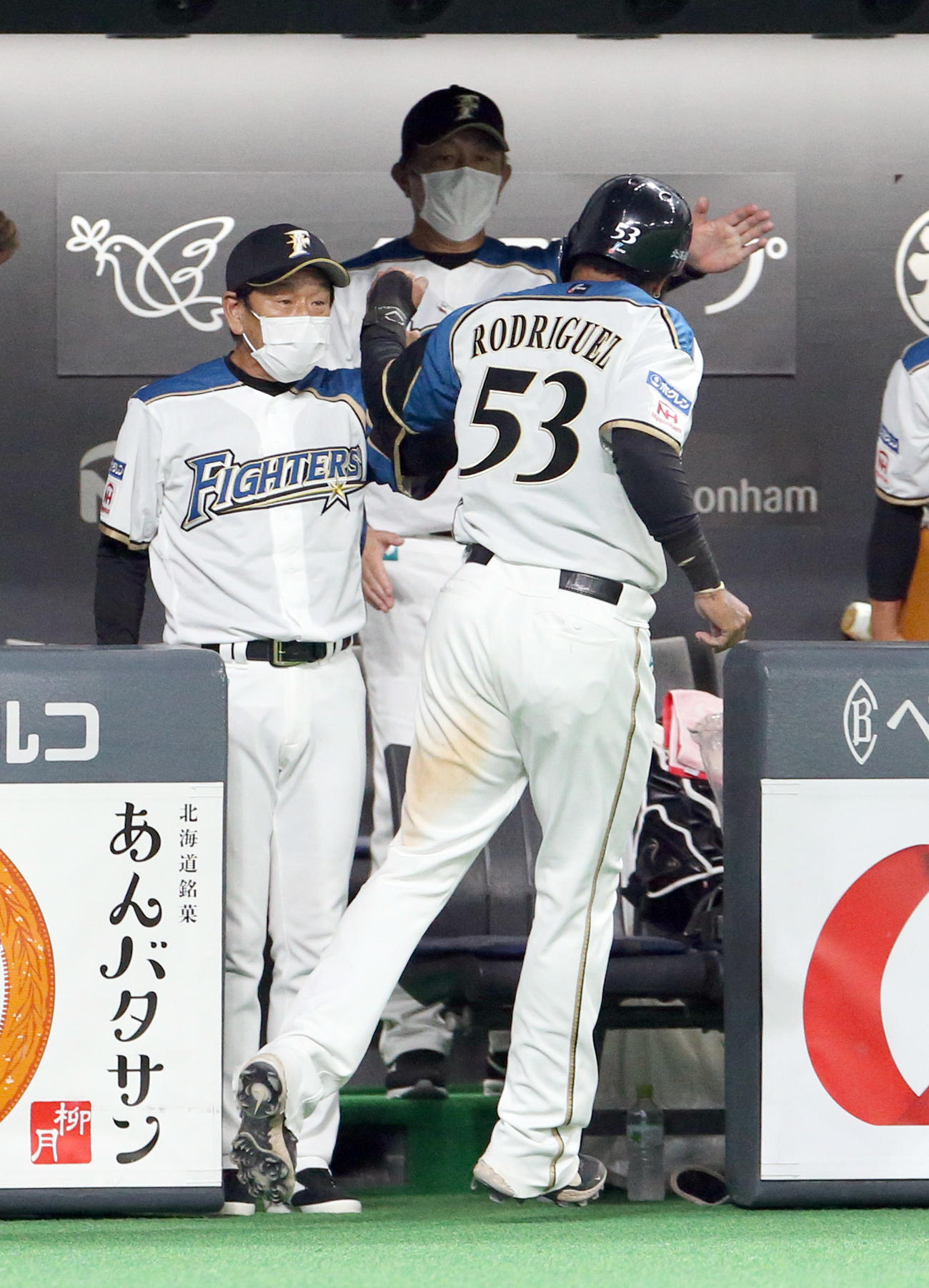 日本ハム対楽天　2回裏日本ハム1死一、三塁、清水の左前適時打で生還したR・ロドリゲスを出迎える栗山監督（撮影・佐藤翔太）