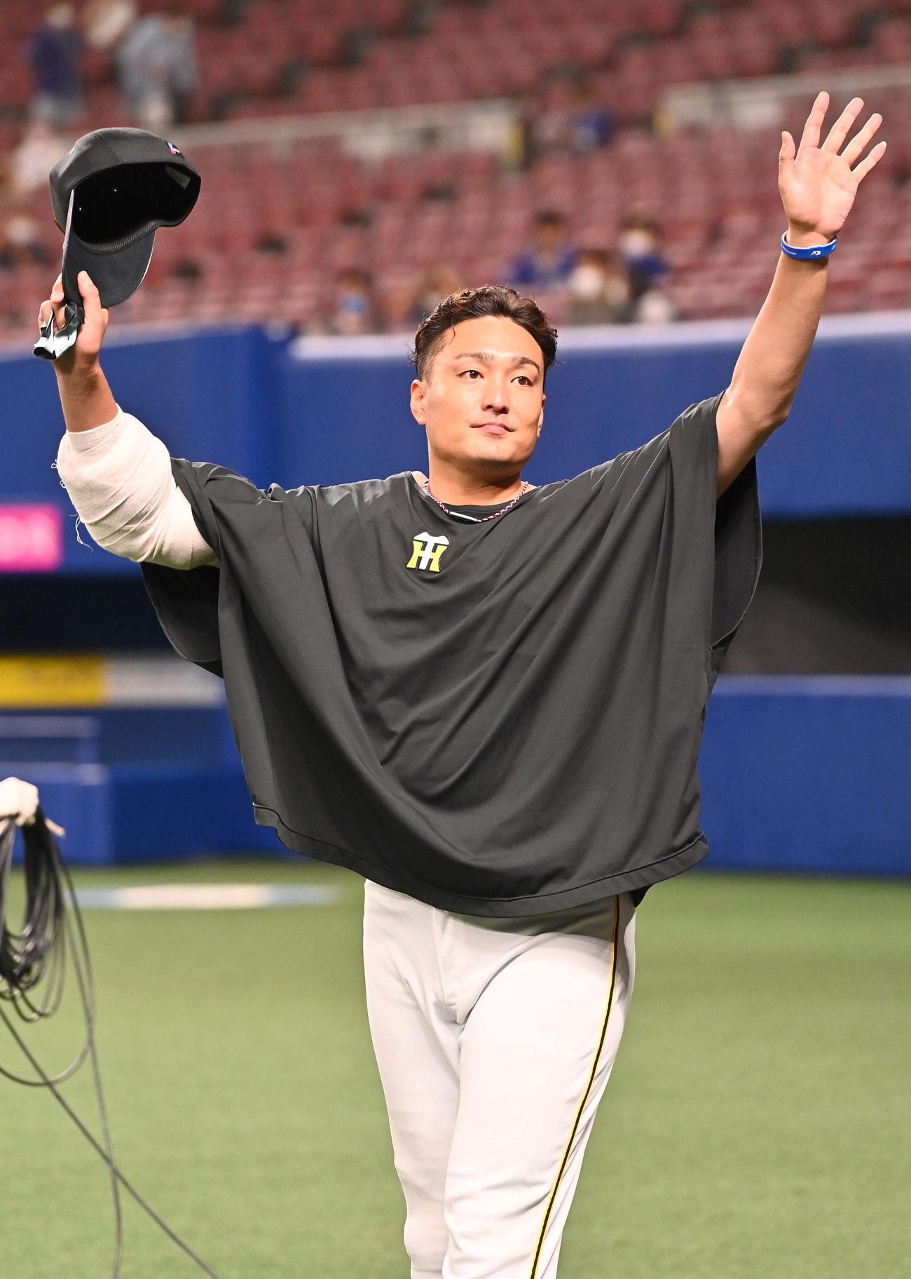中日対阪神　9勝目をあげた秋山はファンの拍手に手を上げて応える（撮影・上田博志）