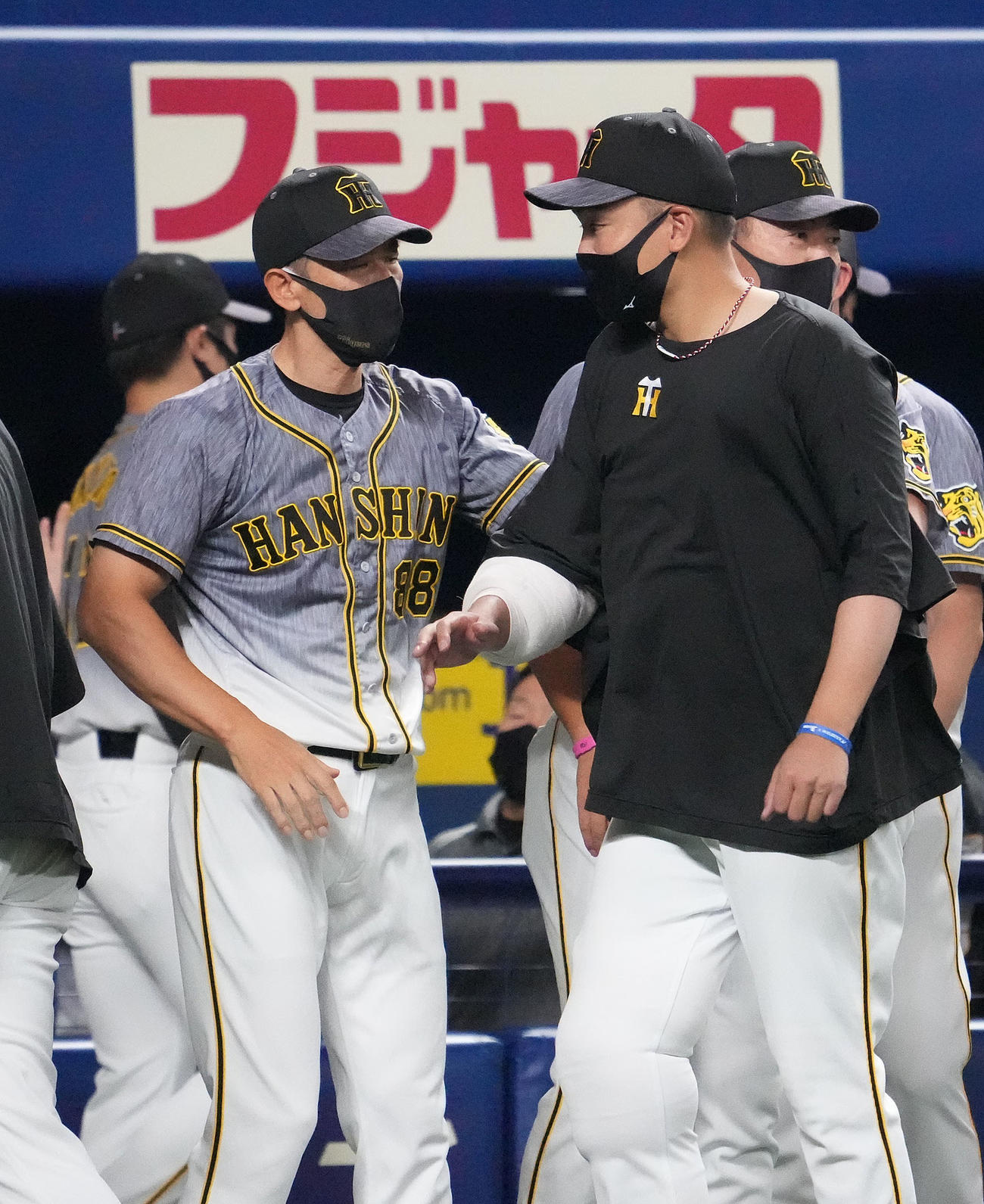 中日対阪神　勝利投手の秋山（右）を迎える矢野監督（撮影・森本幸一）