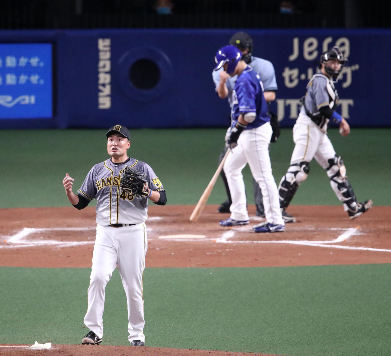中日対阪神　7回裏中日2死一塁、秋山は木下を三振に仕留めガッツポーズを見せる（撮影・加藤哉）