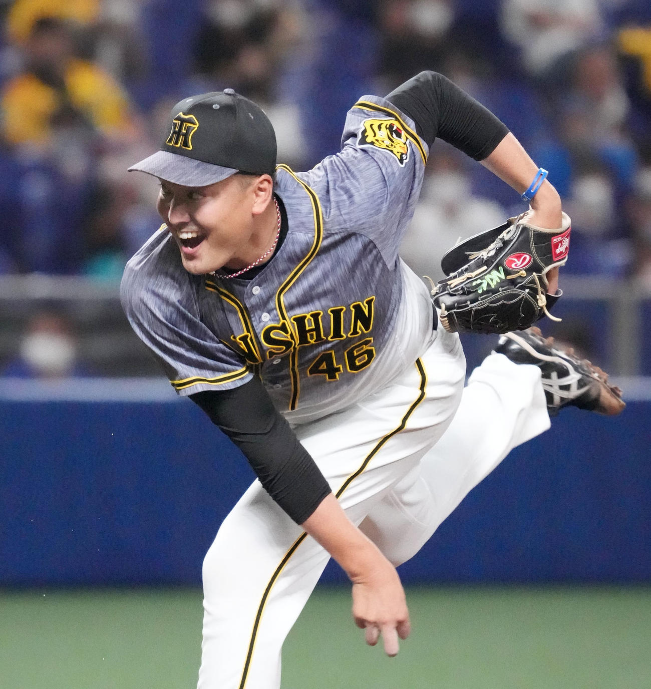 中日対阪神　声を出しながら力投する阪神先発の秋山（撮影・森本幸一）