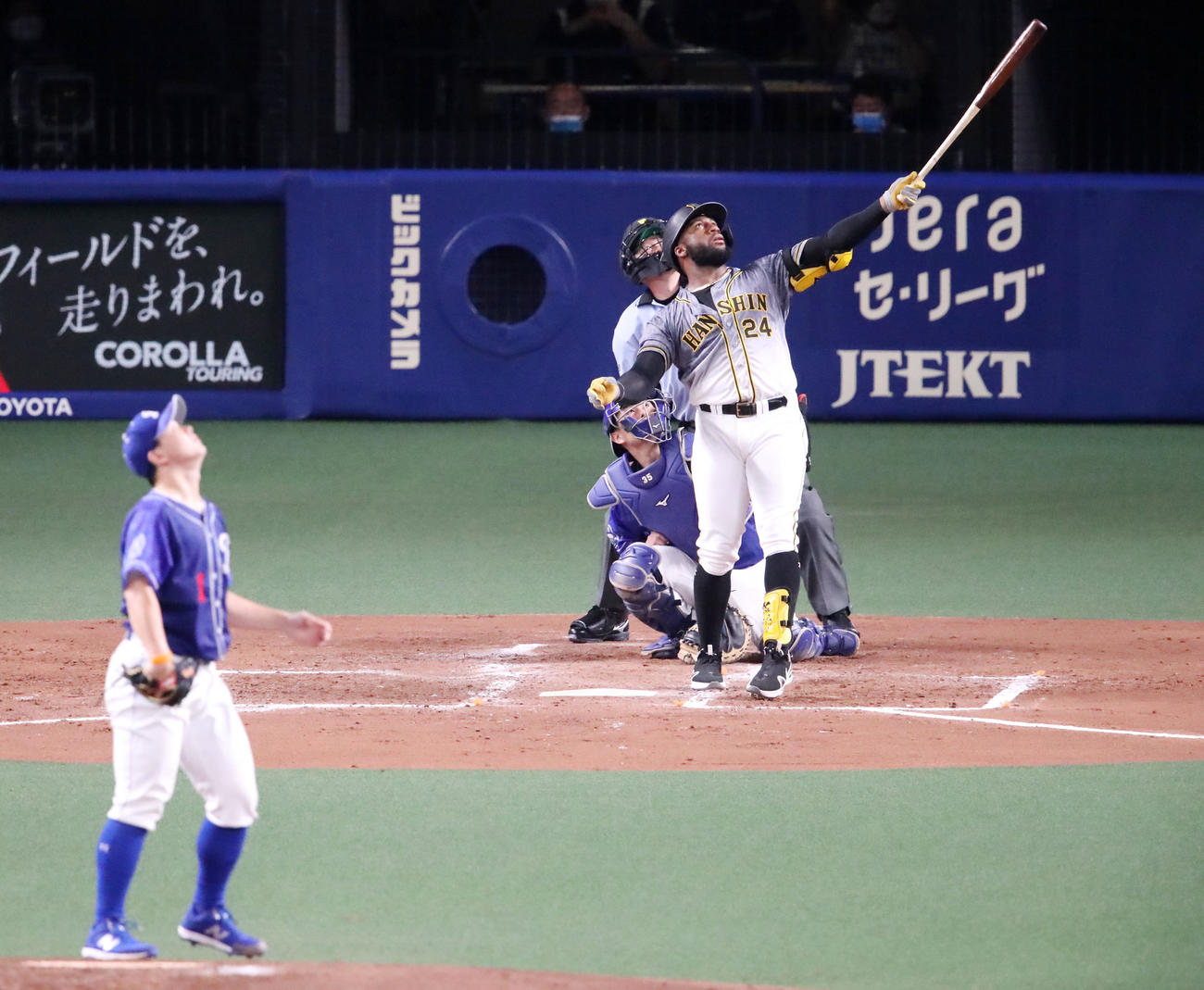 中日対阪神　5回表阪神無死、ロハスは天井直撃のファウルを放つ（撮影・加藤哉）