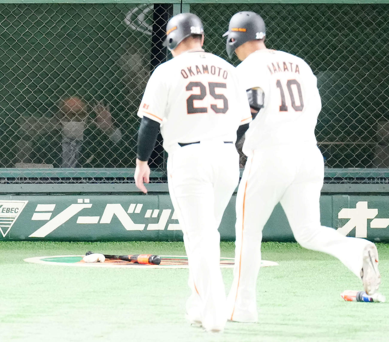 巨人対DeNA 7回裏巨人1死二塁、2点本塁打を放った中田（右）に手を振る長嶋終身名誉監督（左）（撮影・江口和貴）