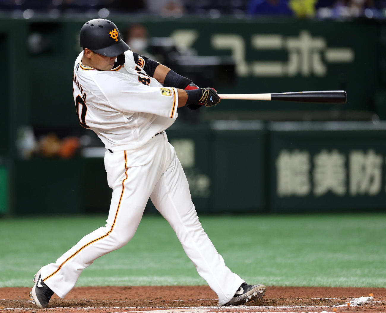 巨人対DeNA 7回裏巨人2死一塁、2点本塁打を放つ中田（撮影・狩俣裕三）