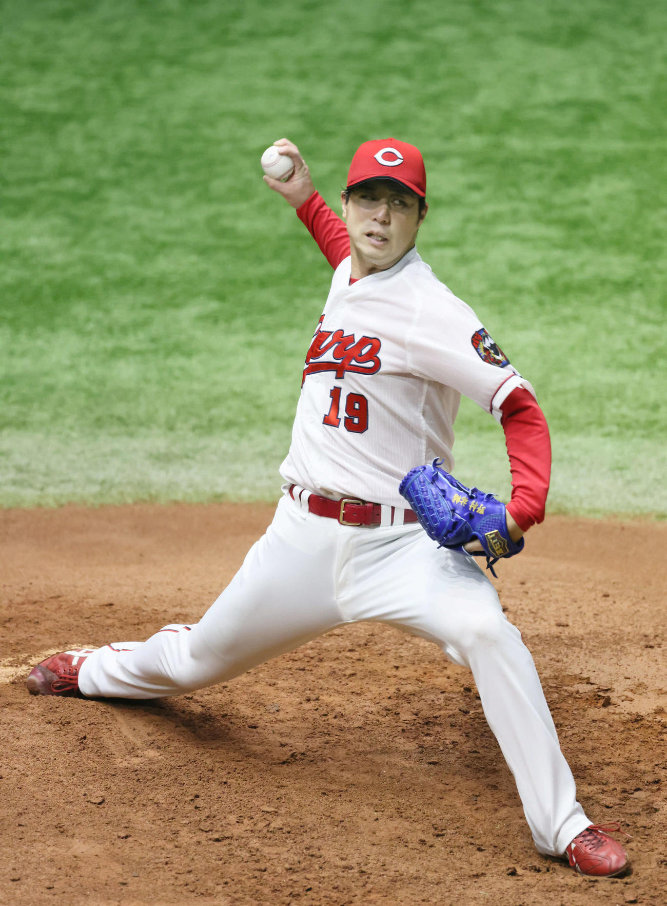 雨天中止後、屋内練習場で打者を相手に投球する野村（撮影・加藤孝規）