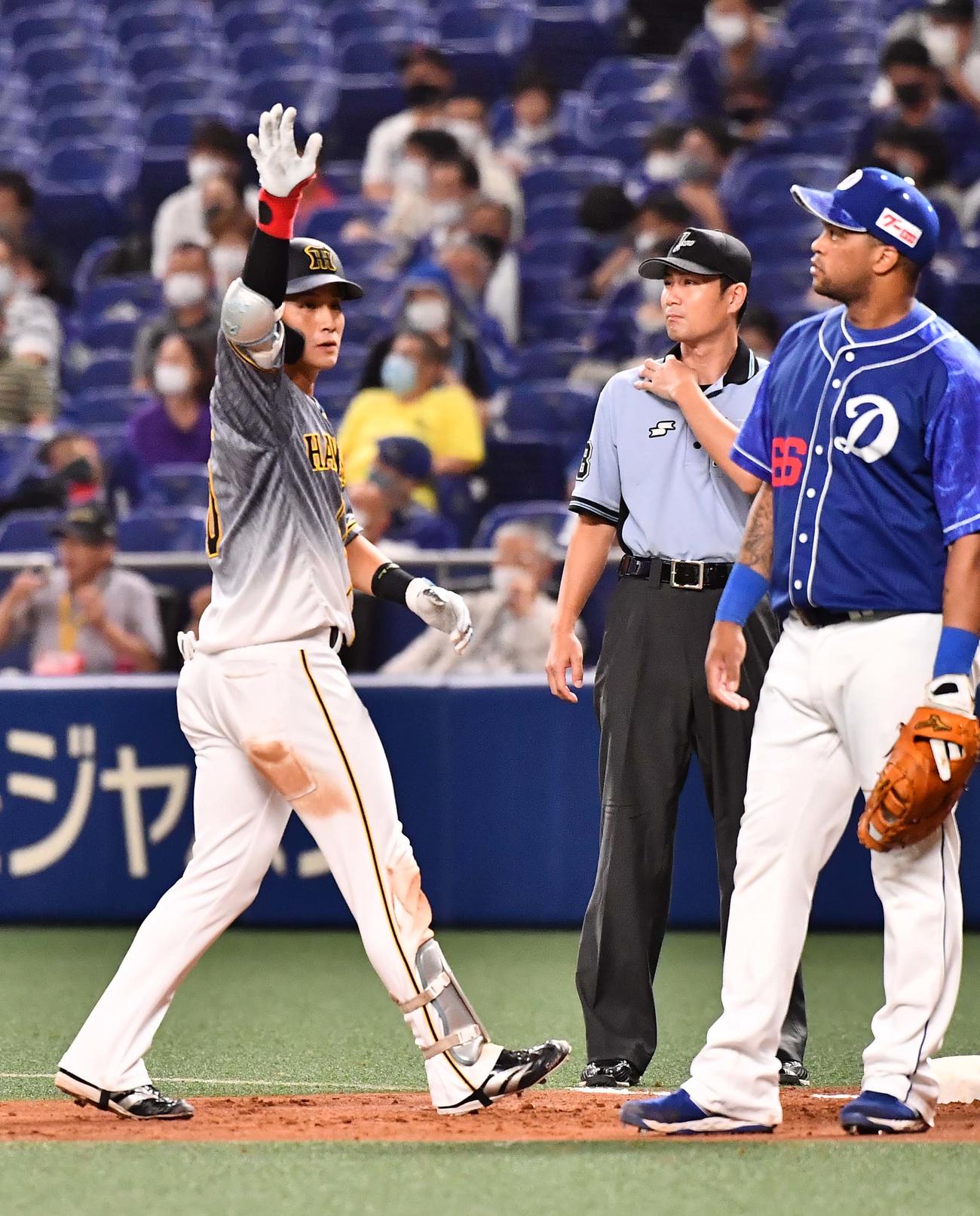 中日対阪神　5回表阪神1死、中前安打を放つ木浪（撮影・上田博志）