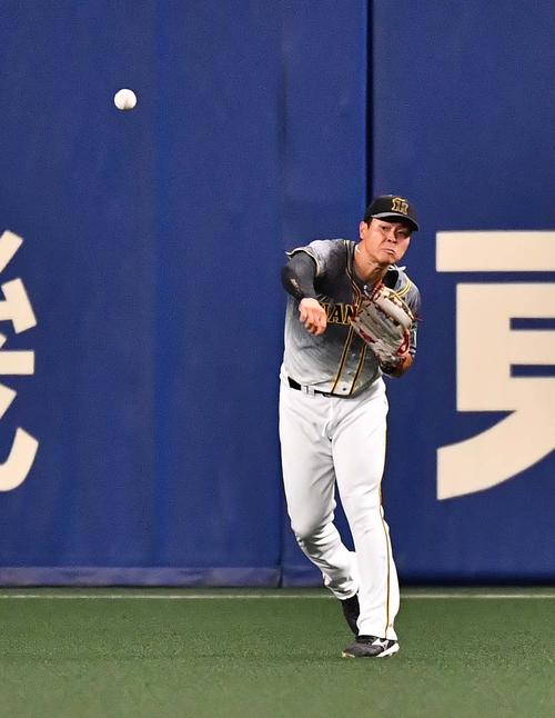 阪神佐藤輝明レーザービーム 前日失策１日でリベンジ 補殺数単独２位浮上 プロ野球 日刊スポーツ