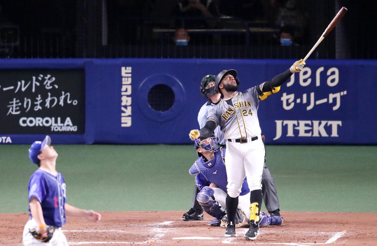 5回表、ロハスは天井直撃のファウルを放つ（撮影・加藤哉）