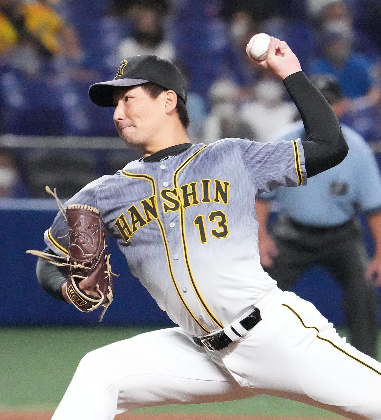 中日対阪神　8回裏、阪神2番手で登板する岩崎（撮影・森本幸一）