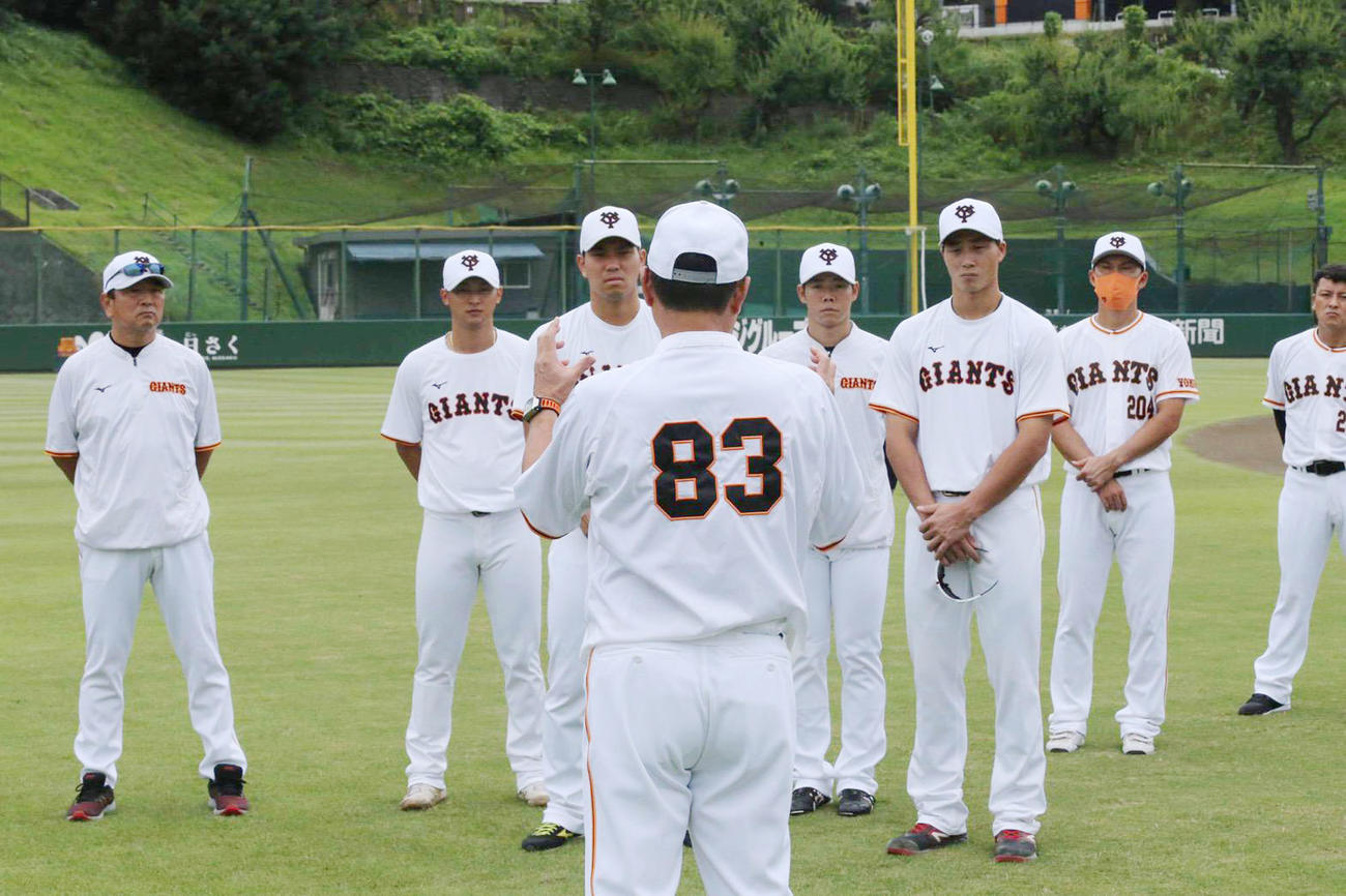 ジャイアンツ球場での1軍野手ピックアップ練習で原監督（手前）の話を聞く選手たち（球団提供）