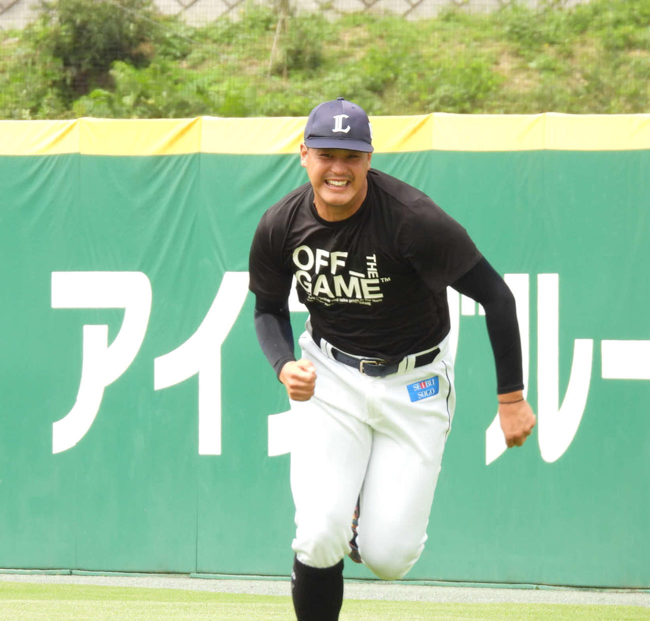 ランニングメニューを行う西武高橋（球団提供）