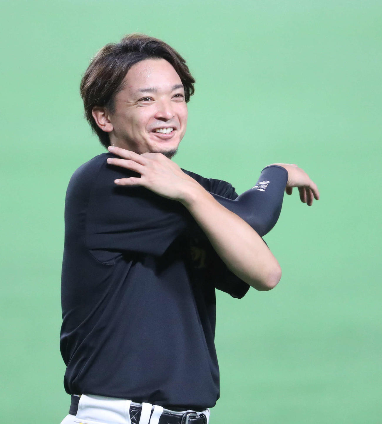 練習前、笑顔を見せる東浜（撮影・梅根麻紀）