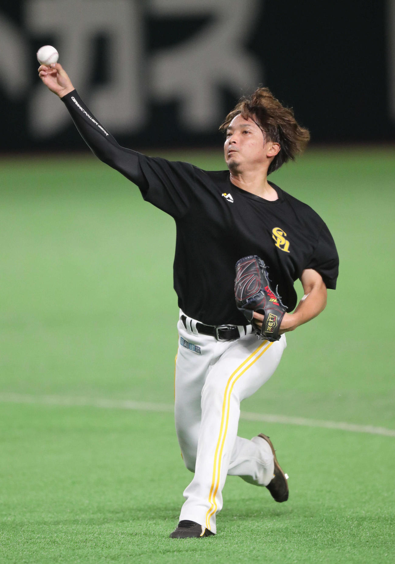 キャッチボールで調整する東浜（撮影・梅根麻紀）