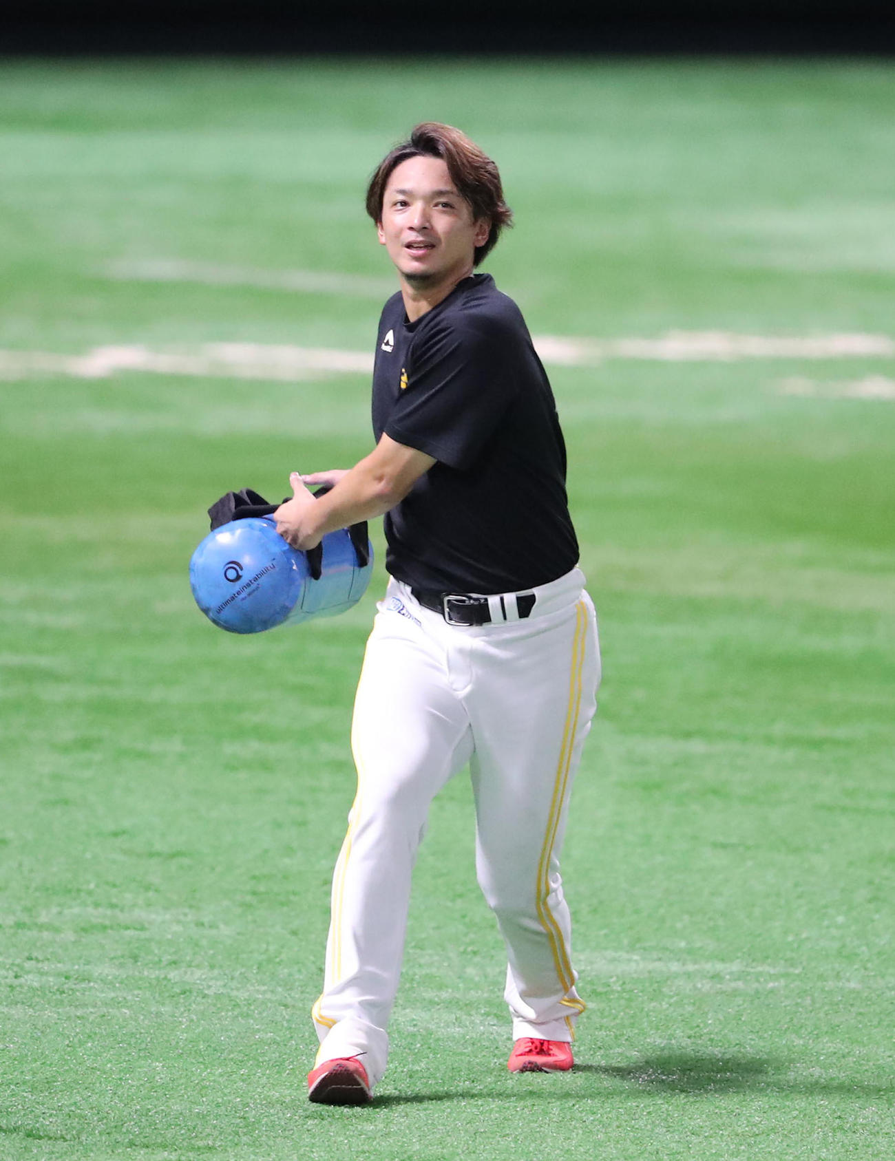 下半身強化のトレーングを行う東浜巨（撮影・梅根麻紀）
